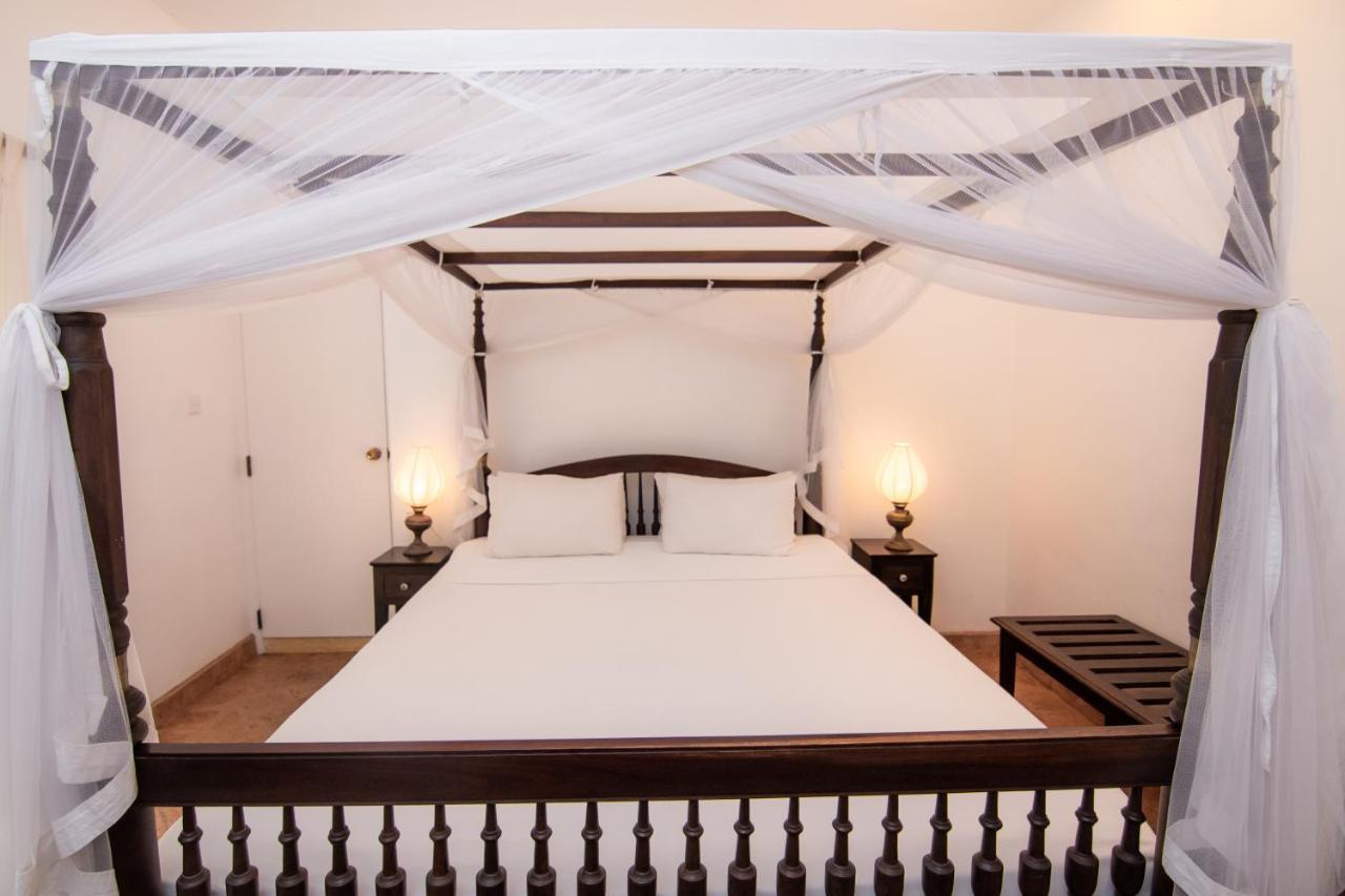 Mango House - *